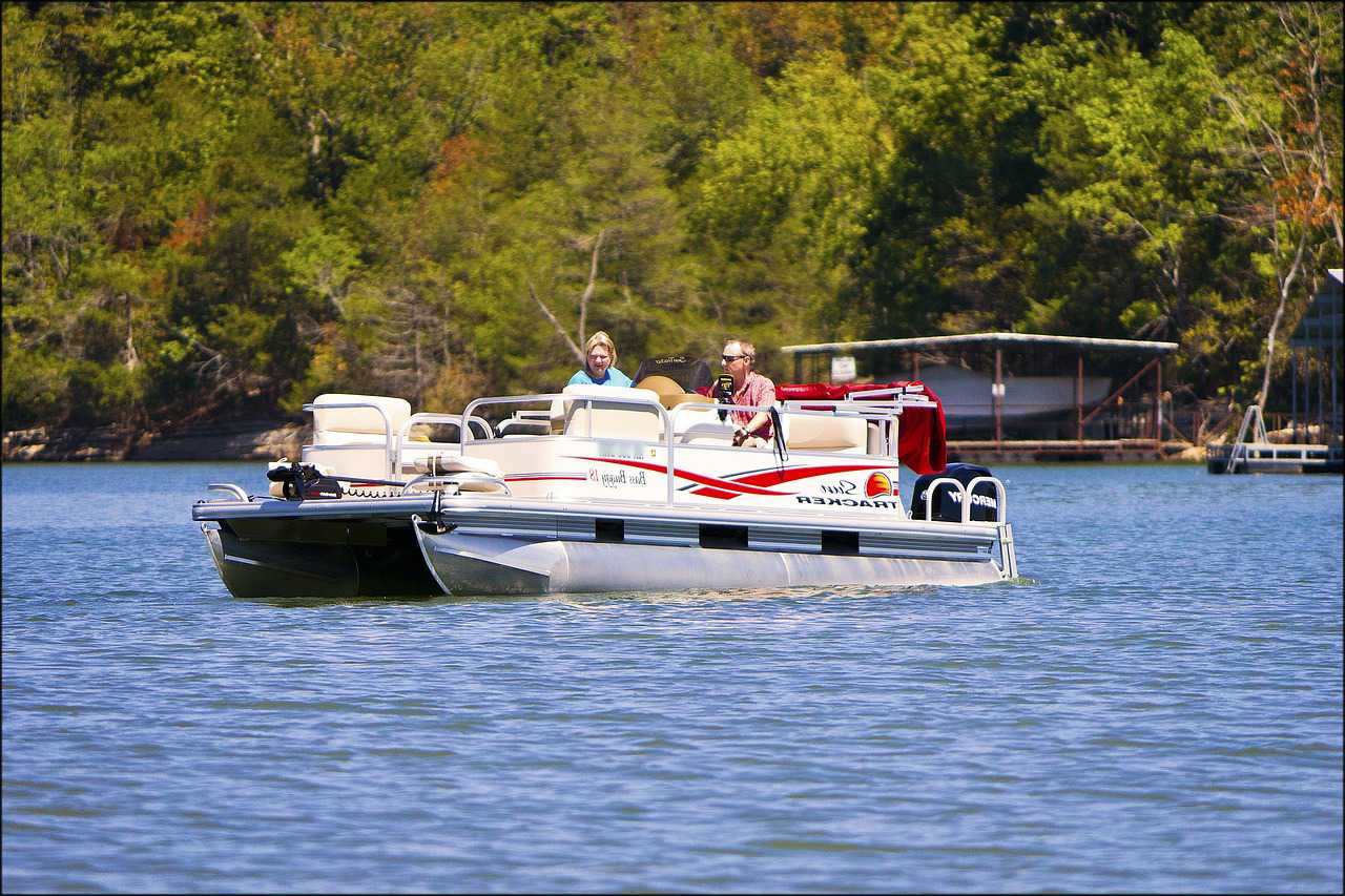 People on a Pontoon Boat Boating | Veteran Car Donations
