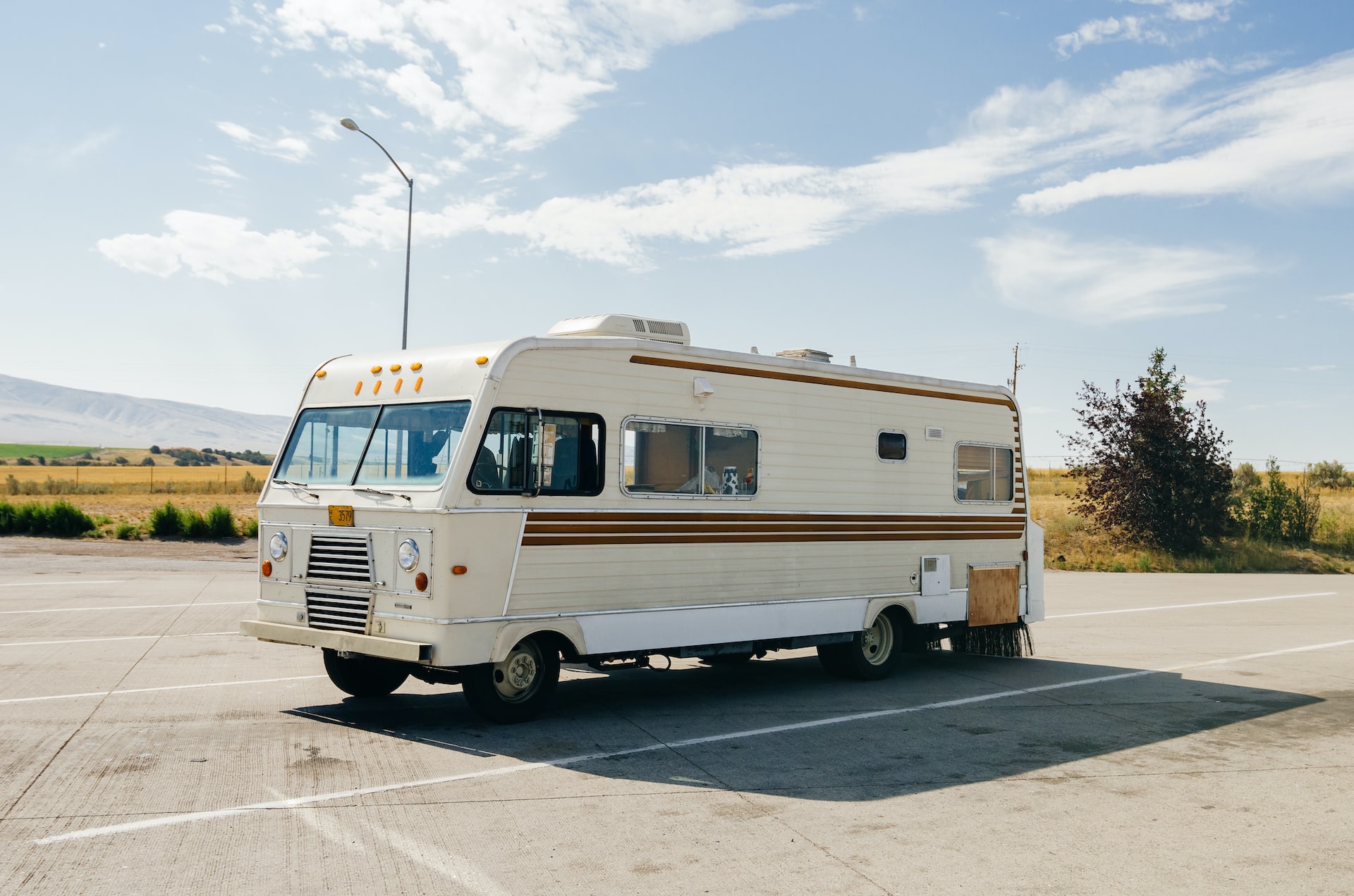 Vintage RV on road trip | Veteran Car Donations