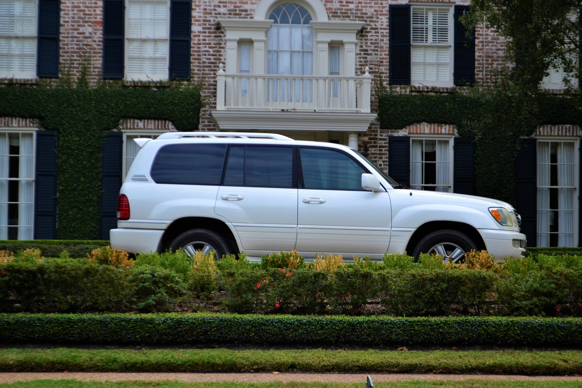 Parked White SUV | Veteran Car Donations