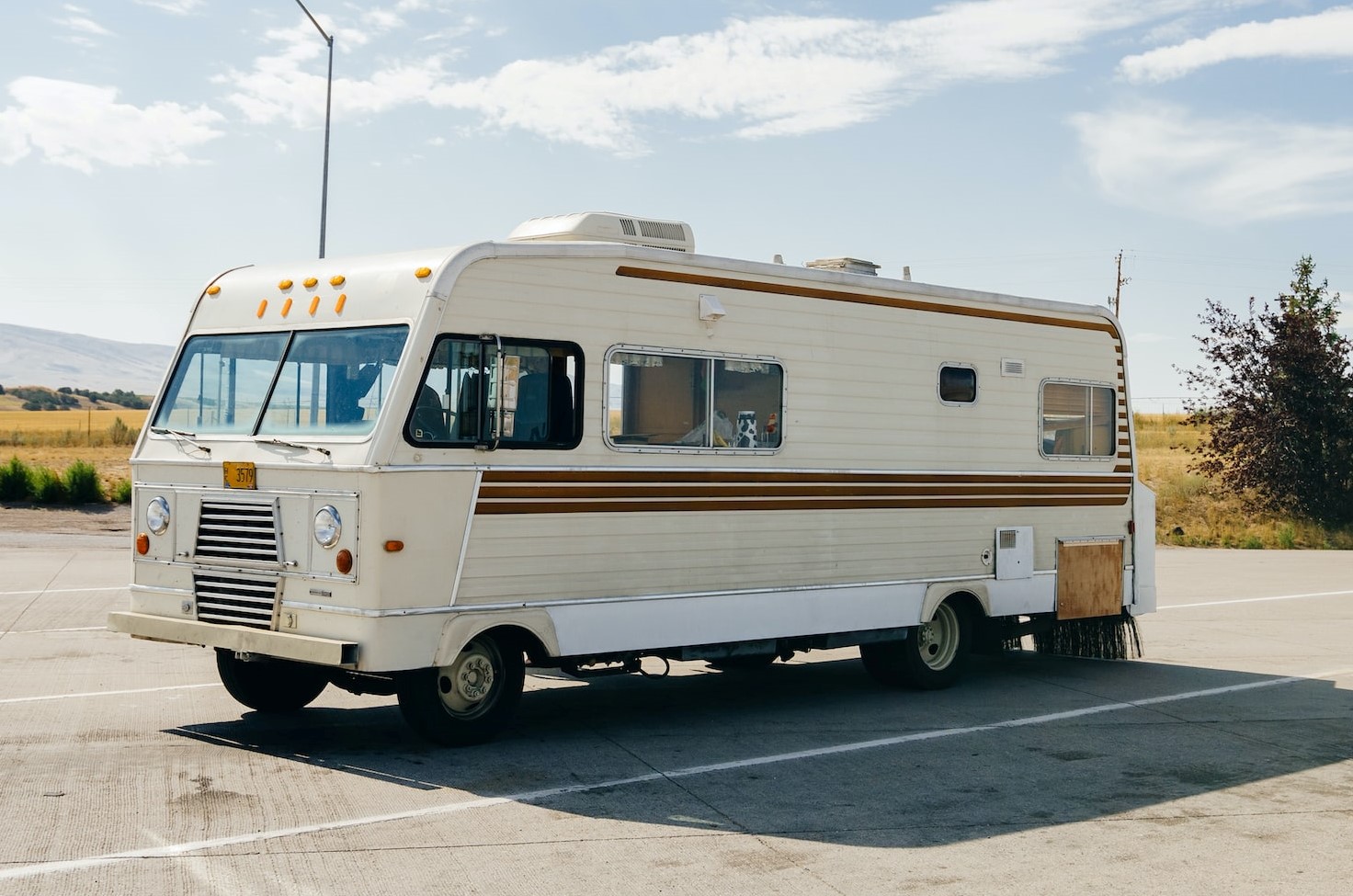 Vintage RV on road trip | Veteran Car Donations