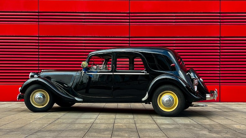 Black Carr Parked Beside Red Wall | Veteran Car Donations