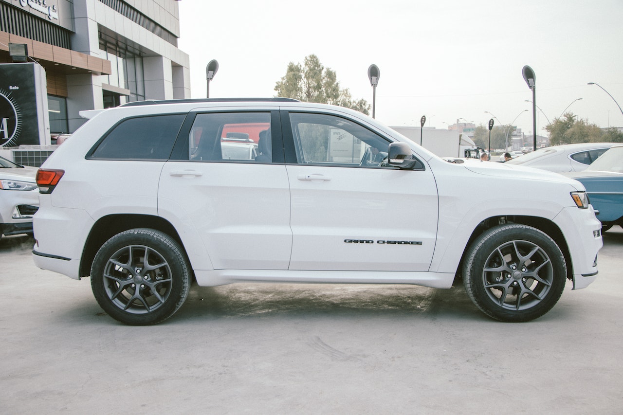 Side View Photo of a White Vehicle | Veteran Car Donations