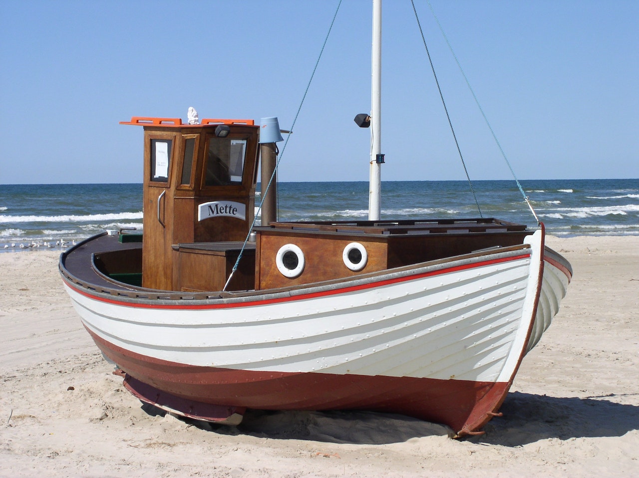 White and Brown Speedboat | Veteran Car Donations