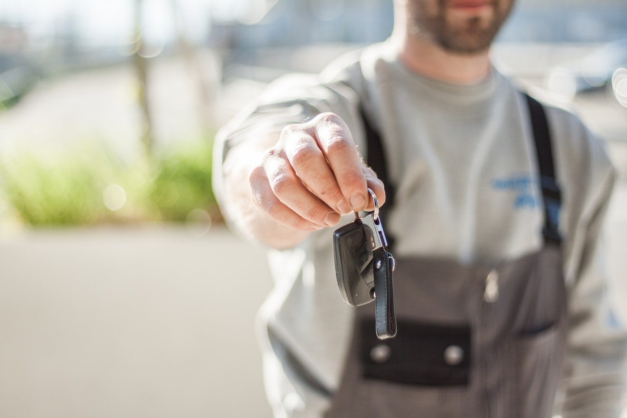 Car Key held by a Man | Veteran Car Donations