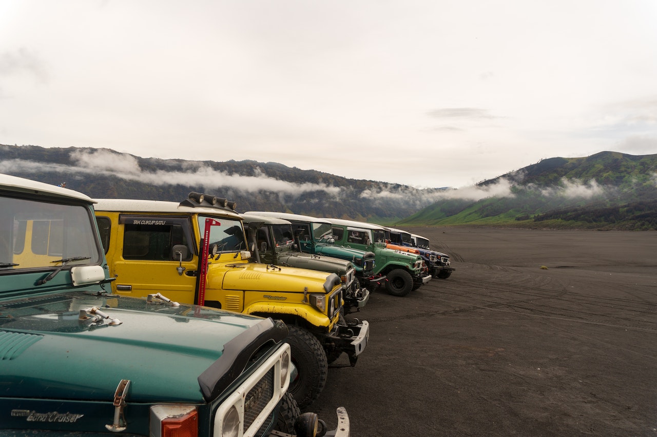 Jeep trucks parked together | Veteran Car Donations