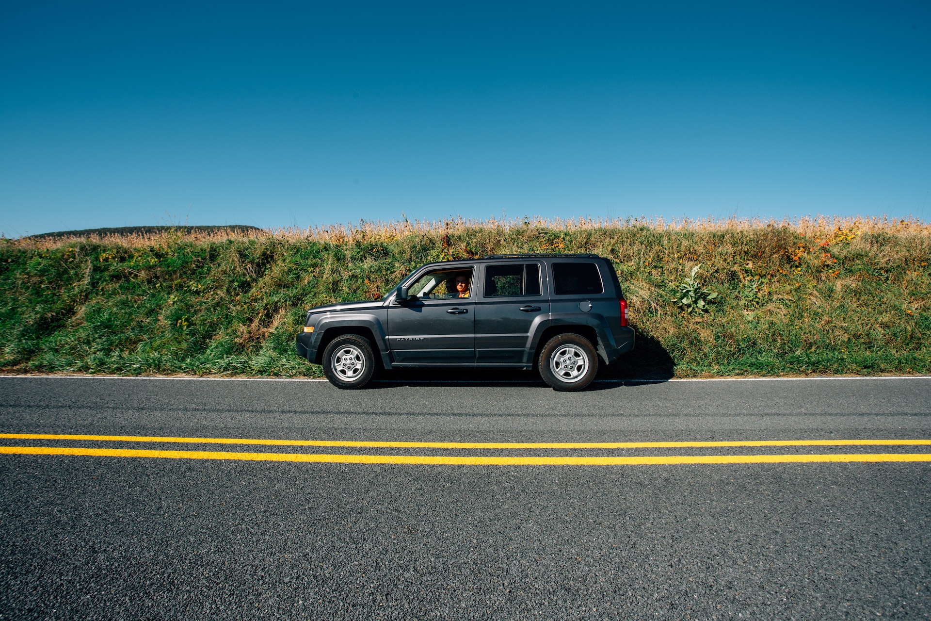 gray suv on gray asphalt daytime photo | Veteran Car Donations