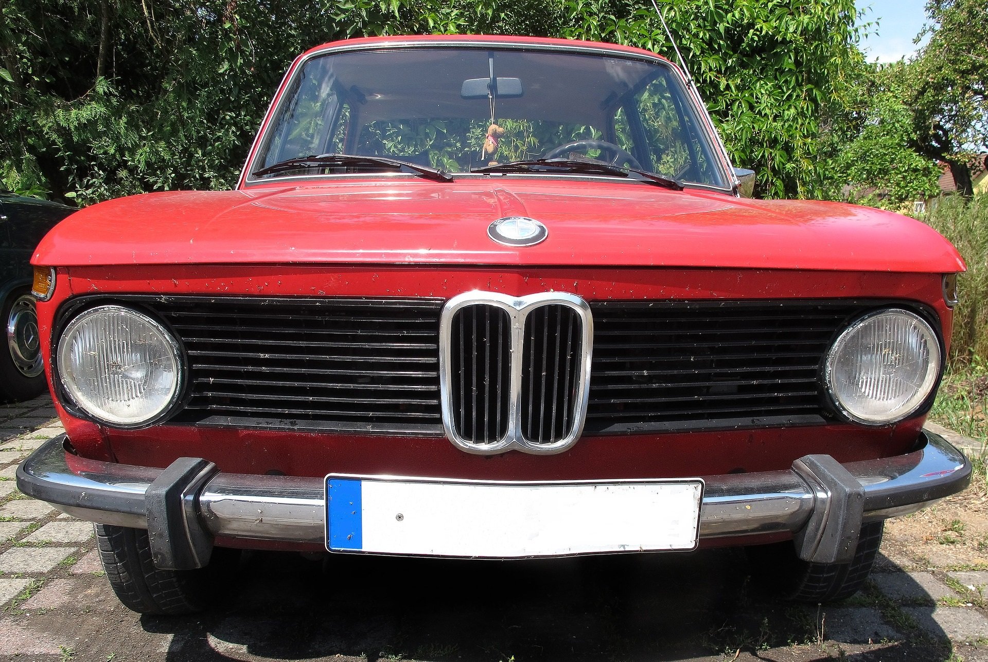 Red Oldtimer BMW in Eglin