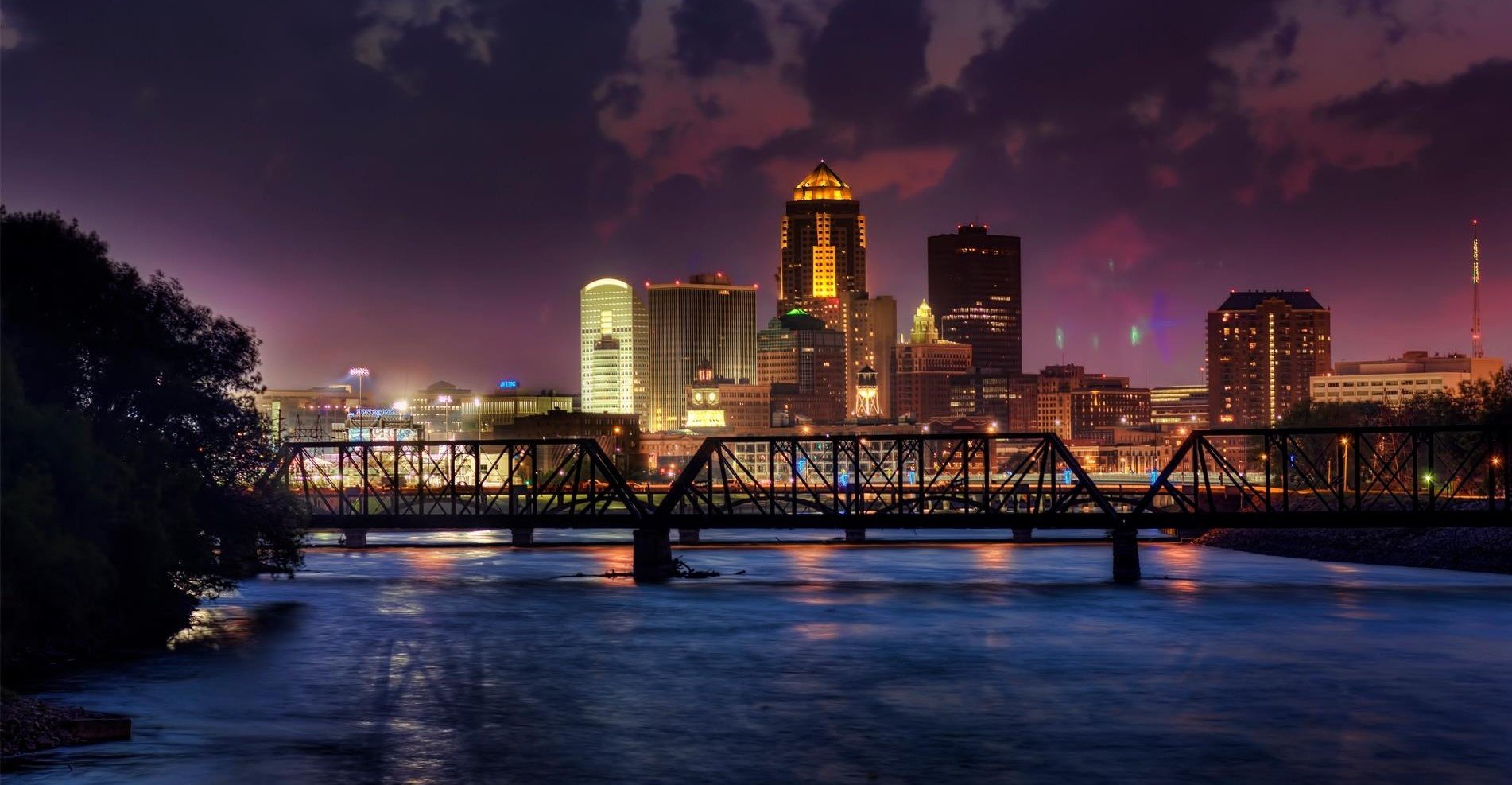 Des Moines, Iowa Skyline Skyline | Veteran Car Donations