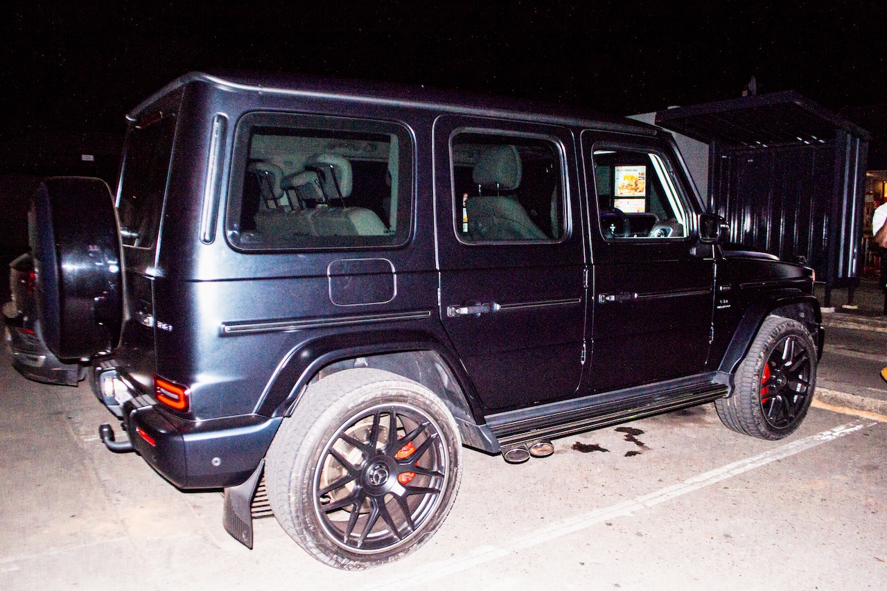 Black SUV parked | Veteran Car Donations