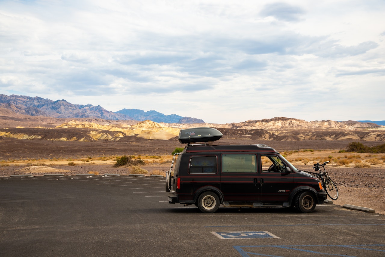 Black SUV on Desert | Veteran Car Donations