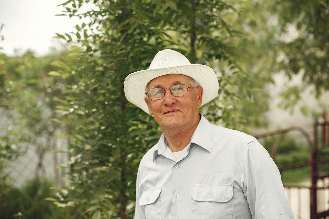 Man In Button Up Shirt Wearing White Hat | Veteran Car Donations
