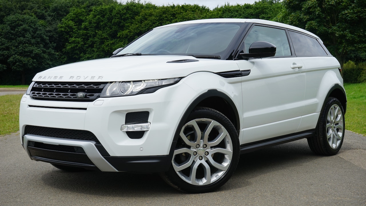 White Land Rover Range Rover Suv | Veteran Car Donations