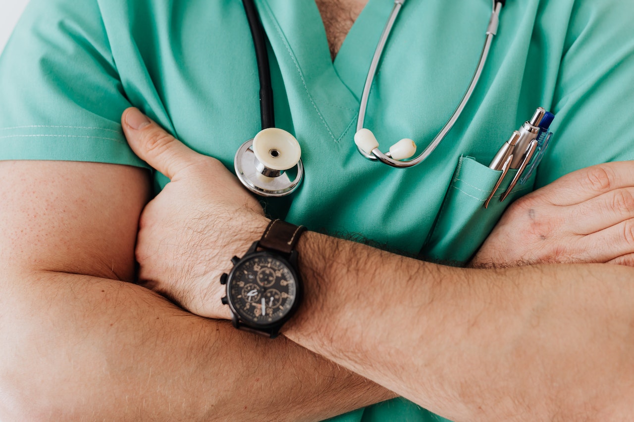 Crop unrecognizable male doctor with stethoscope | Veteran Car Donations