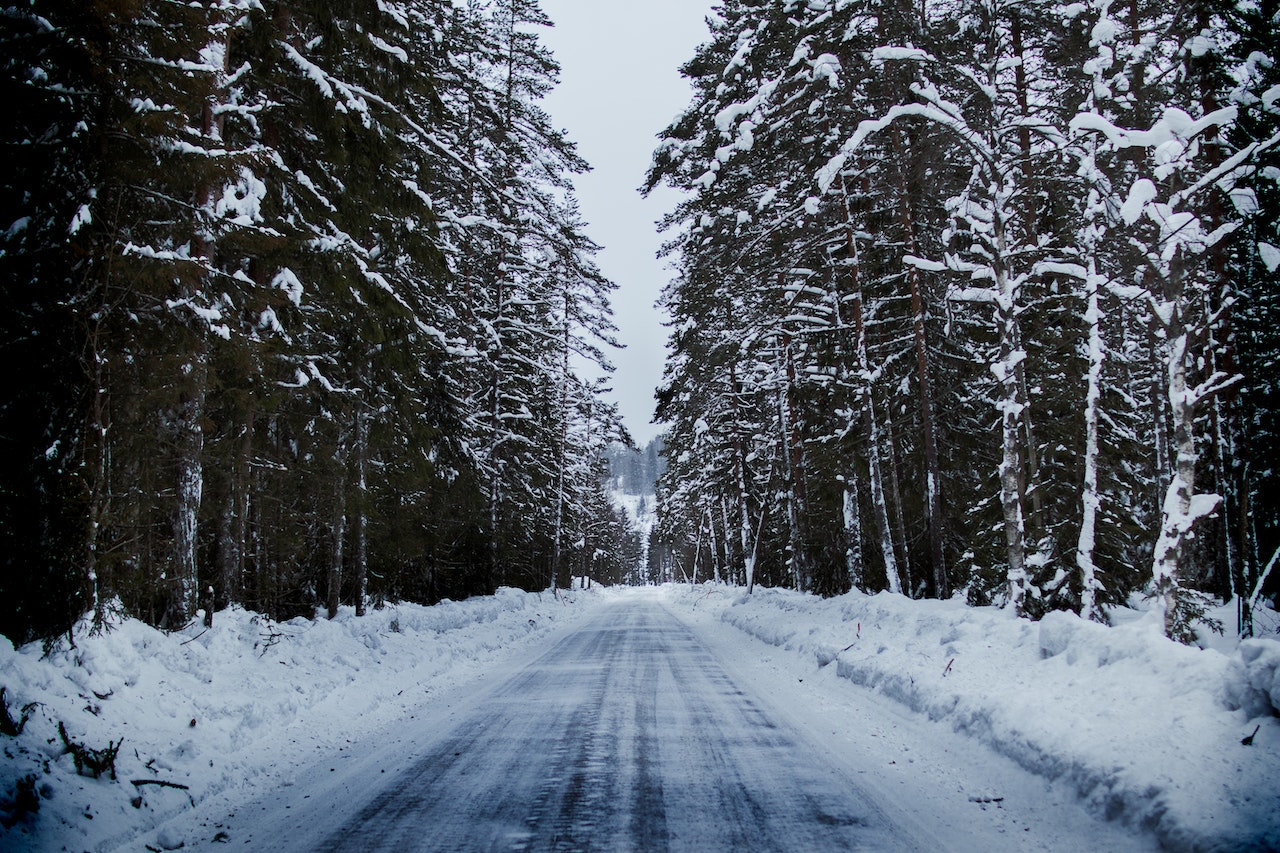 Tips on How to Drive in Snow and Ice Safely | Veteran Car Donations
