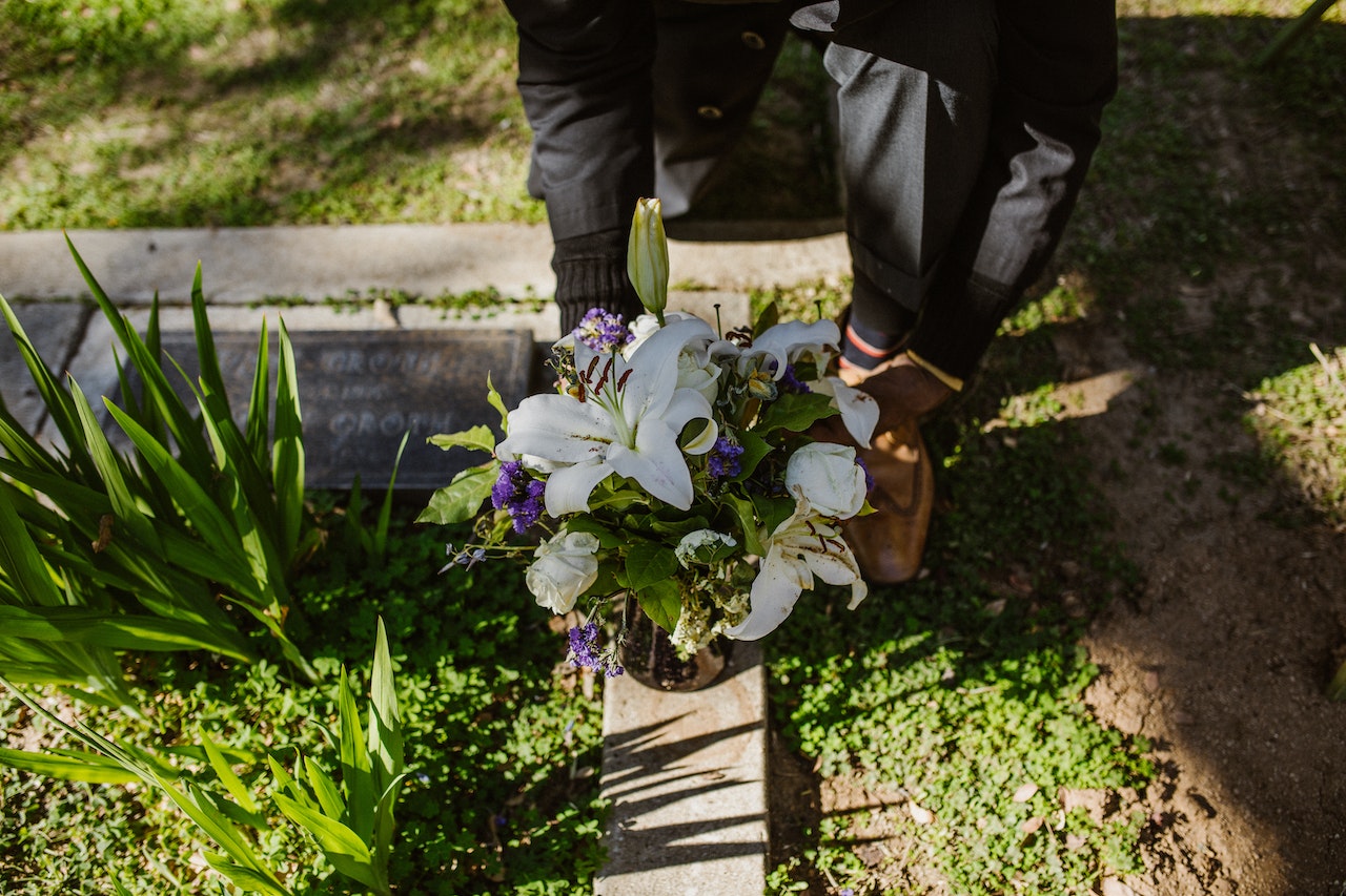 Flowers on a Grave | Veteran Car Donations