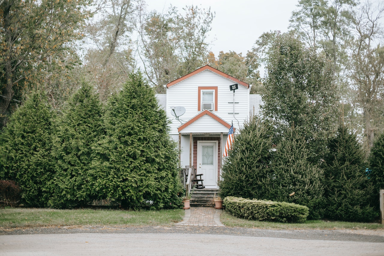 Wooden house with American flag | Veteran Car Donations