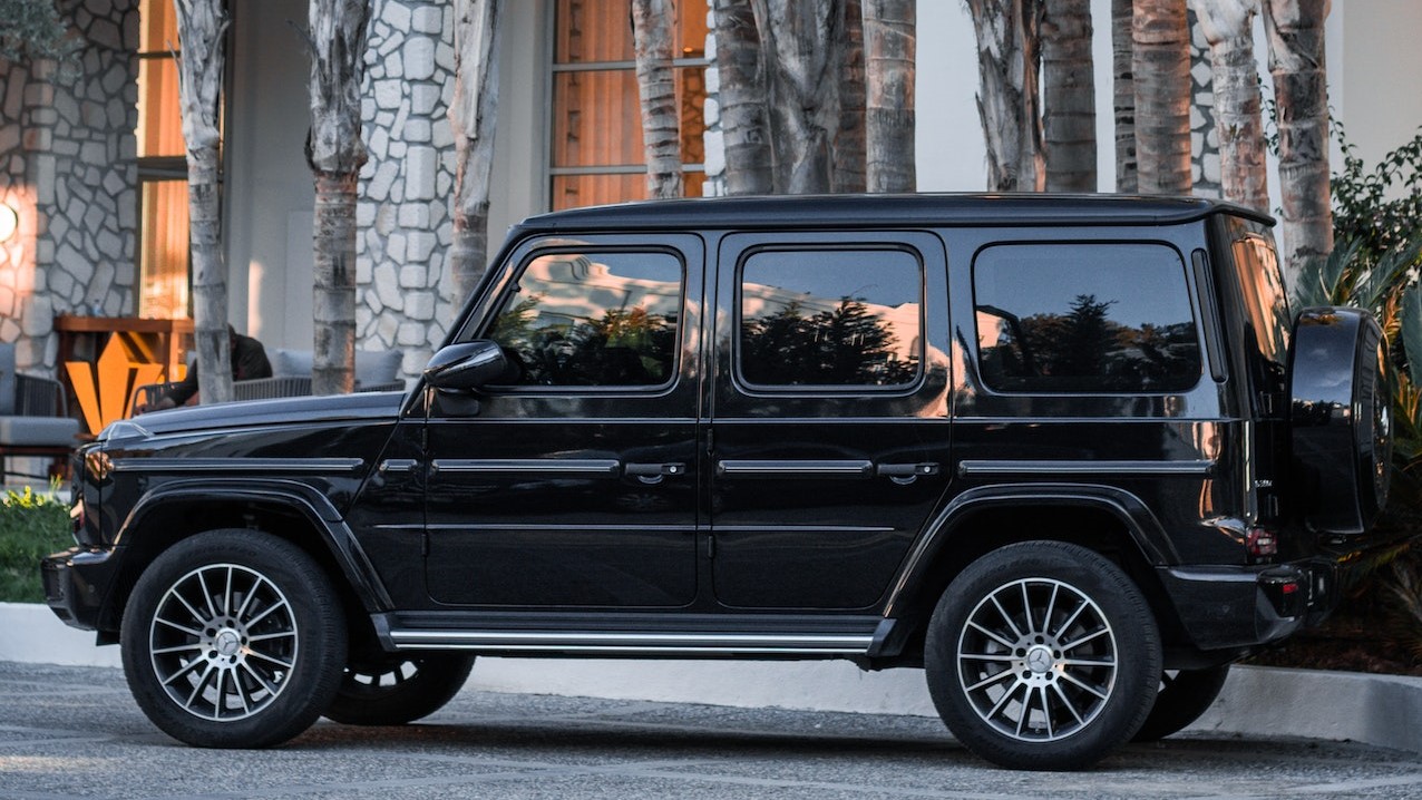 Black SUV Parked Beside the Palm Trees | Veteran Car Donations