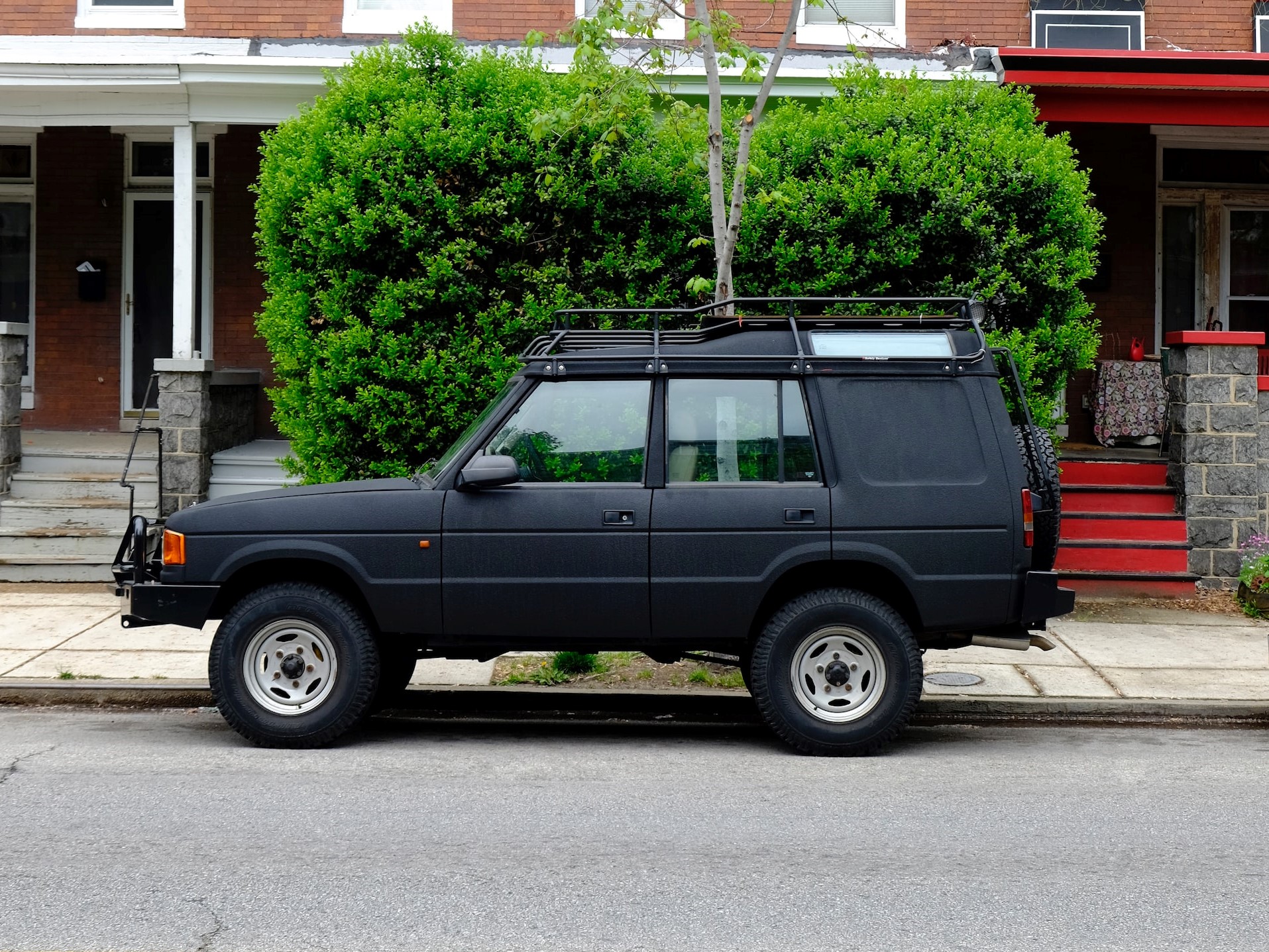 black suv parked near green tree during daytime | Veteran Car Donations