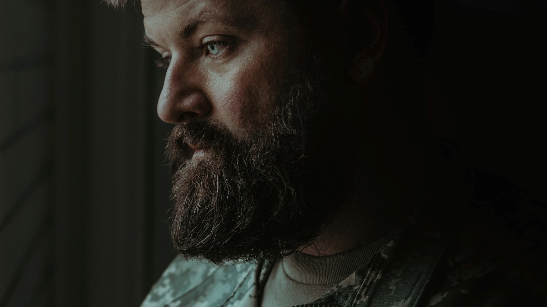 Candid photo of a soldier gazing out the window and reflecting | Veteran Car Donations
