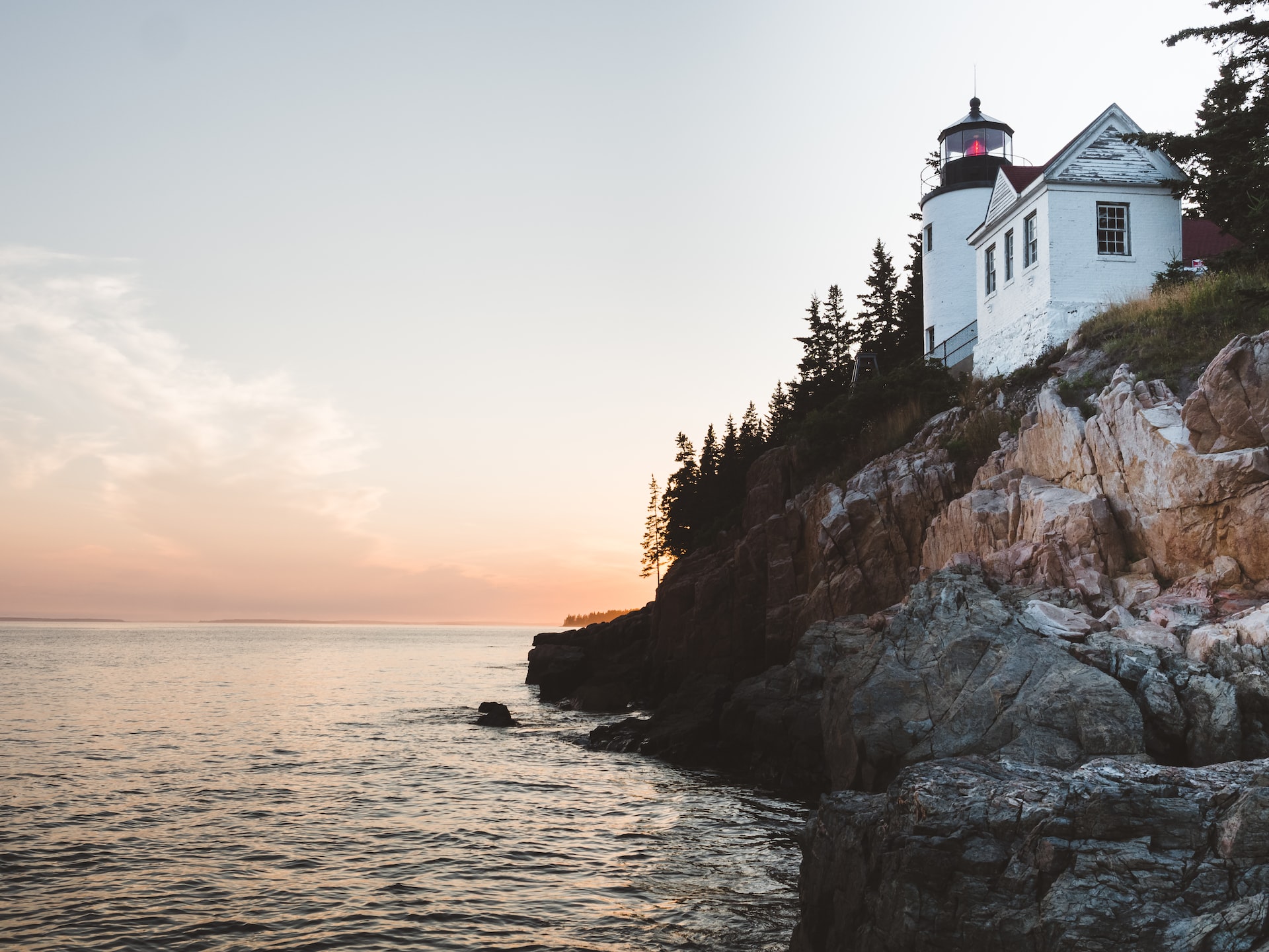 white lighthouse near sea at daytime photo | Veteran Car Donations