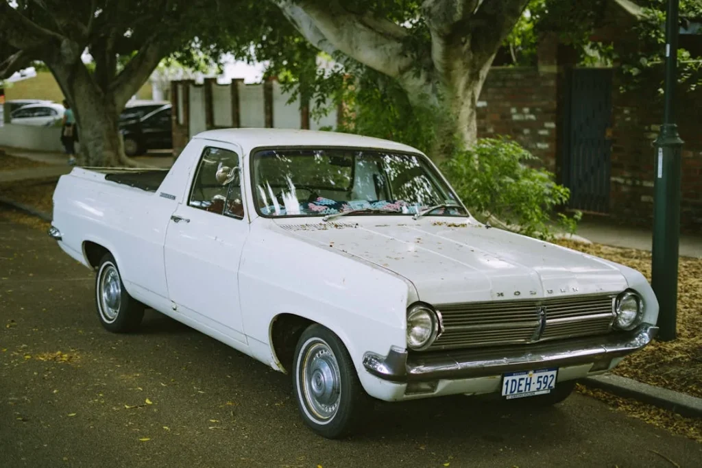 White Holden HD pick-up on Street