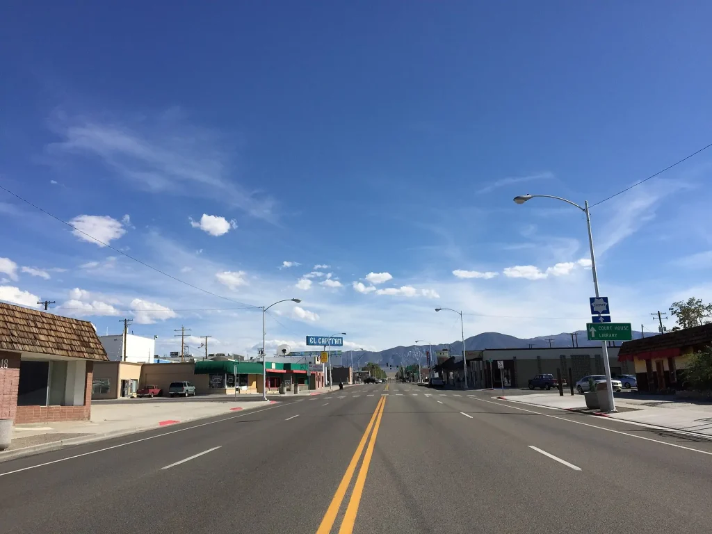 View south along E Street (U.S. Route 95) near 6th Street in Hawthorne, Nevada