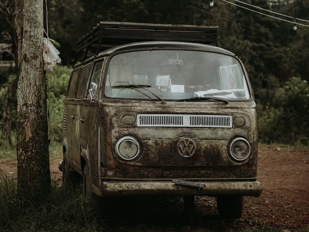 Shallow focus photo of a gray Volkswagen Kombi