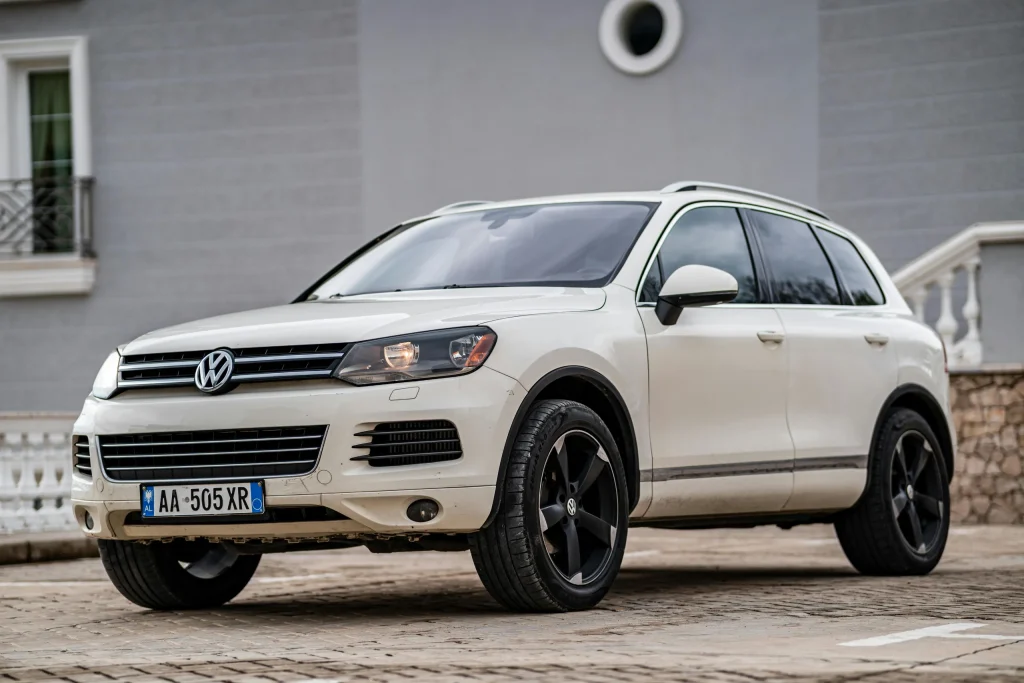 White Volkswagen Touareg