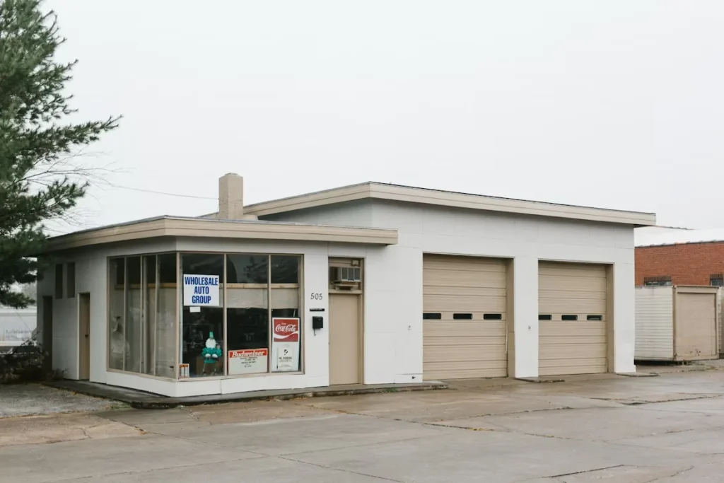 White wooden building in Springfield, Missouri